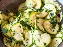 Agora eu só quero comer abobrinha assim depois que aprendi essa salada com a cozinheira do meu restaurante favorito