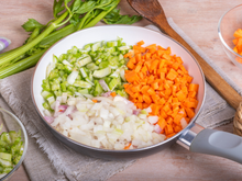 A santíssima trindade da culinária: 5 receitas do TudoGostoso que começam com cebola, cenoura e aipo refogados
