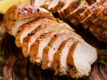 Chef Vero Gómez sobre frango assado: "O truque para deixá-lo suculento é cobri-lo com esta mistura de sal e açúcar."