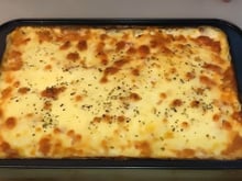 Macarrão de forno pro domingão que aprendi com uma dona de restaurante: com um creme branco delicioso, receita é fácil e econômica