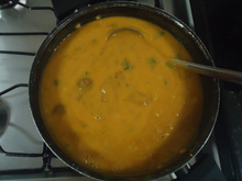 Caldo cremoso de mandioquinha salsa com carne de panela