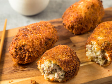Tem carne moída sobrando? Aproveite as sobras para fazer korokke, bolinho de carne crocante que é a versão japonesa do croquete