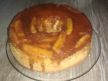 Bolo de banana caramelizado de massa pronta
