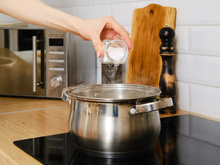 Todo mundo comete esse erro ao usar os temperos e é por isso que eles empedram!