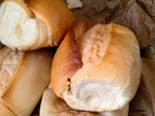 Descobri o jeito certo de guardar pão para ele durar até 7 dias fora da geladeira