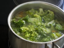 O certo é cortar o brócolis antes ou depois de cozinhar? Descubra o melhor preparo para garantir os benefícios do vegetal