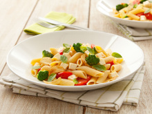 Penne Singulérico com Brócolis, Tomatinhos, Queijo Minas e Manjericão