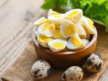 Pare de errar no preparo do ovo de codorna e descubra como descascá-lo sem quebrar!