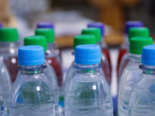 Anvisa interdita lote de água mineral por contaminação e determina retirada do mercado: veja qual é a marca
