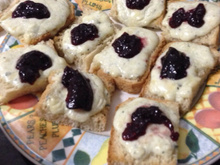 Canapé de gorgonzola com frutas vermelhas