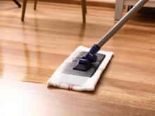 Cresci vendo a minha bisavó colocar vinagre no pano de chão: agora entendo por que a casa dela brilhava