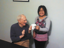 Menina de 11 anos se tornou multimilionária ao inventar uma caneca especial para ajudar seu avô com mal de Parkinson