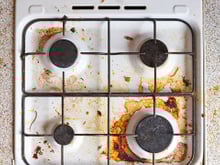 Dica de ouro: é assim que você deve usar o papel-manteiga para deixar o fogão sempre limpo