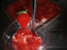 Manjar com calda de morango