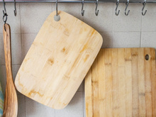 Qual o melhor tipo de tábua de cozinha? Saiba como escolher entre madeira, bambu, plástico e vidro
