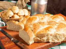 Domingo é dia de descansar, por isso este pão de micro-ondas do TudoGostoso que fica pronto em minutos é perfeito!