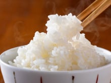 Como os japoneses comem tanto arroz todos os dias sem engordar? A regra das porções, a estrutura das refeições e os hábitos que fazem a diferença