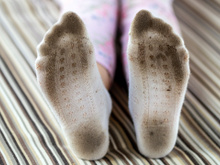 Minhas meias brancas sempre ficavam sujas nas solas até que eu descobri esse truque de lavanderia