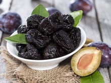 Benefícios e malefícios da ameixa seca: saiba por que comer a fruta desidratada, quanto consumir e cuidados