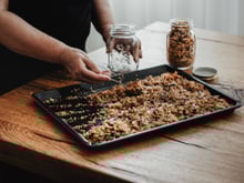 Como fazer granola caseira: aprenda o passo a passo e os benefícios dessa receita