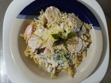 Macarrão com legumes e molho branco