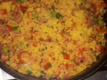 Farofa de cuscuz com linguiça
