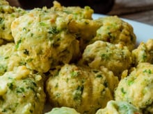 Bolinho de arroz verde com brócolis e temperos, petisco para a Copa saboroso e nutritivo