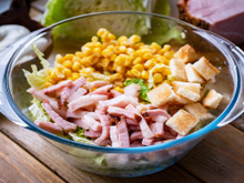Descobri essa receita de salada de ovos com presunto e picles no TudoGostoso e fiquei viciada: uma ideia rápida e fácil para qualquer ocasião