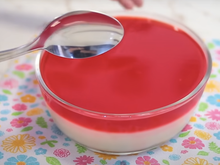 Gelatina com leite condensado e creme de leite na travessa: sobremesa fácil e com cara de festa do TudoGostoso que todo mundo ama