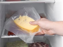 O jeito certo de guardar queijo na geladeira para ele não ressecar, mofar ou perder sabor rápido demais