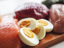 Aprendi com uma nutricionista quantos ovos comer para substituir a carne e o frango nas refeições para economizar no mercado