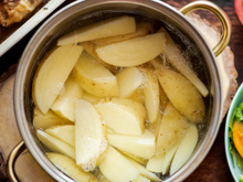 É por isso que você deve começar a cozinhar suas batatas com casca