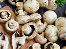 Não é necessário demorar muito tempo limpando uma montanha de cogumelos se você souber o truque superfácil que os restaurantes usam