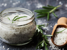 Coloquei alecrim e sal grosso em um frasco e não paro mais: o motivo é simples e não tem preço