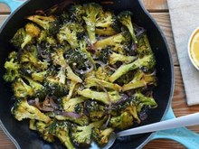 Brócolis assado na panela com anchovas e queijo parmesão: essa é a receita mais deliciosa e fácil para aproveitar ao máximo esse vegetal