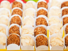 Coxinha de brigadeiro branco com recheio de morango