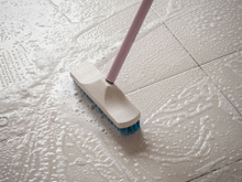 É o fim do debate: precisa mesmo jogar água no chão para remover toda a sujeira do piso?