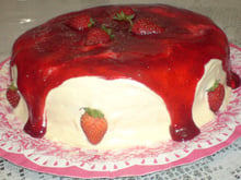 Bolo de morango e pêssegos