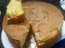 Bolo de fubá casadinho de queijo com goiabada