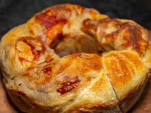 Sem batedeira e sem sovar: pão de calabresa do TudoGostoso é tão fácil que você vai querer fazer toda semana