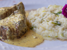 Filé mignon ao molho de mostarda com risoto de alho-poró