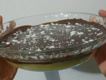 Brigadeiro de ninho na travessa com ganache