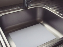 Quando saio de casa, sempre coloco um copo e uma folha de papel na pia e fico feliz com a minha esperteza.