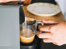 Café de cafeteria sem sair de casa: essa máquina expresso está com mais de R$ 230 de desconto!