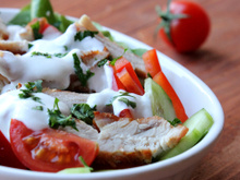 Aqui está o jantar leve que você tanto procura: salada de frango grelhado com molho iogurte e limão fácil e rápido