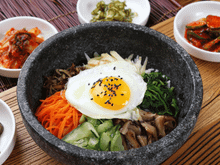 Todo amante de dorama já sonhou em provar um bibimbap coreano tradicional, e o TudoGostoso tem a receita perfeita do arroz misturado com carne, legumes e ovo frito