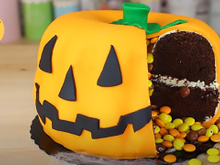 Esse bolo em forma de abóbora vai salvar a sua festa de Halloween - é de chocolate com recheio de ganache branco, delicioso!