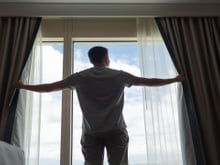Por que as cortinas de hotel costumam ter duas camadas? Descubra os benefícios que você nunca imaginou e que pode usar para decorar sua própria casa!