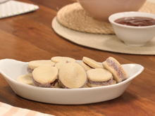 Prepare o biscoito casadinho de goiabada do TudoGostoso e surpreenda-se com o gosto amanteigado que desmancha na boca