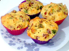Muffins de lingüiça, queijo e azeitonas pretas